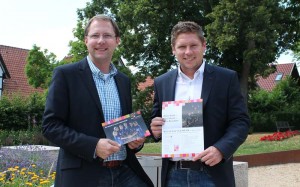 Gustav Krull (links) und HSG-Geschäftsführer Torben Kietsch präsentieren die Reisegutscheine, die alle Käufer einer Dauerkarte für die Saison 2013/2014 erhalten. Foto: brink-medien.