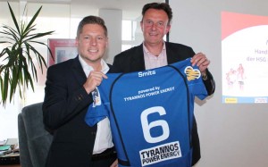 Torben Kietsch (links) präsentierte gemeinsam mit Limuh-Geschäftsführer Christian Berentzen das neue HSG-Trikot.