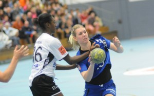 Kim Berndt und ihre Mitspielerinnen bekamen es gegen den Thüringer HC unter anderem mit Weltstar Alexandrina Barbosa zu tun. Foto: brink-medien