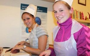 Die HSG-Spielerinnen bereiteten für die Sponsoren eine köstliche Mahlzeit zu. Foto: brink-medien