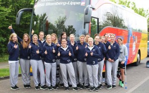 Bereit zur Abfahrt: Die HSG-Spielerinnen haben sich im Mannschaftsbus auf den Weg nach Leipzig gemacht. Foto: brink-medien