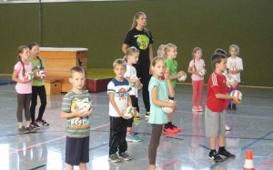 Alicia Stolle führte gemeinsam mit André Fuhr und einigen Mannschafts-Kolleginnen Trainingseinheiten in Schieder für Kinder durch.
