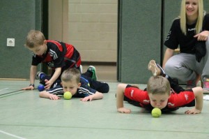 Hochkonzentrierte Kids hinter dem Ball